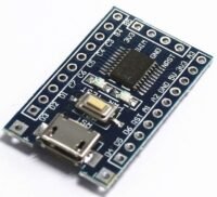 AR1009-e1780437548624.jpg AR1009 - Tarjeta de desarrollo STM8S003F3P6 conector V8