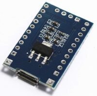 AR1009_1-e1780437597309.jpg AR1009 - Tarjeta de desarrollo STM8S003F3P6 conector V8